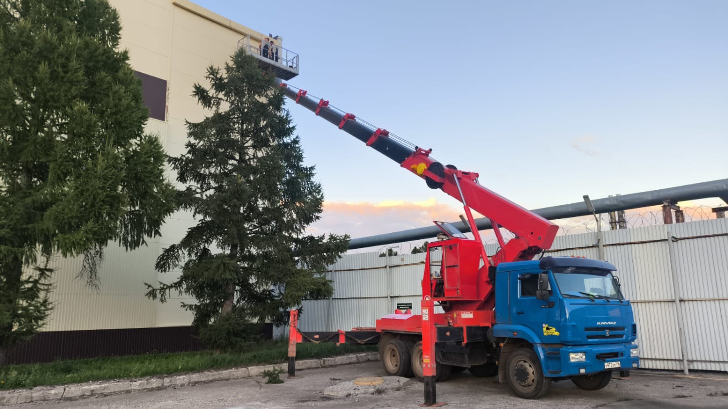 Автогидроподъёмник-45 метров на базе КамАЗ размеры корзины 3,5 м*1,5 м